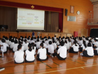 体育館で事前指導を受ける様子