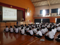 体育館で事前指導を受ける様子２