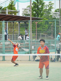 男子ソフトテニス部の試合の様子